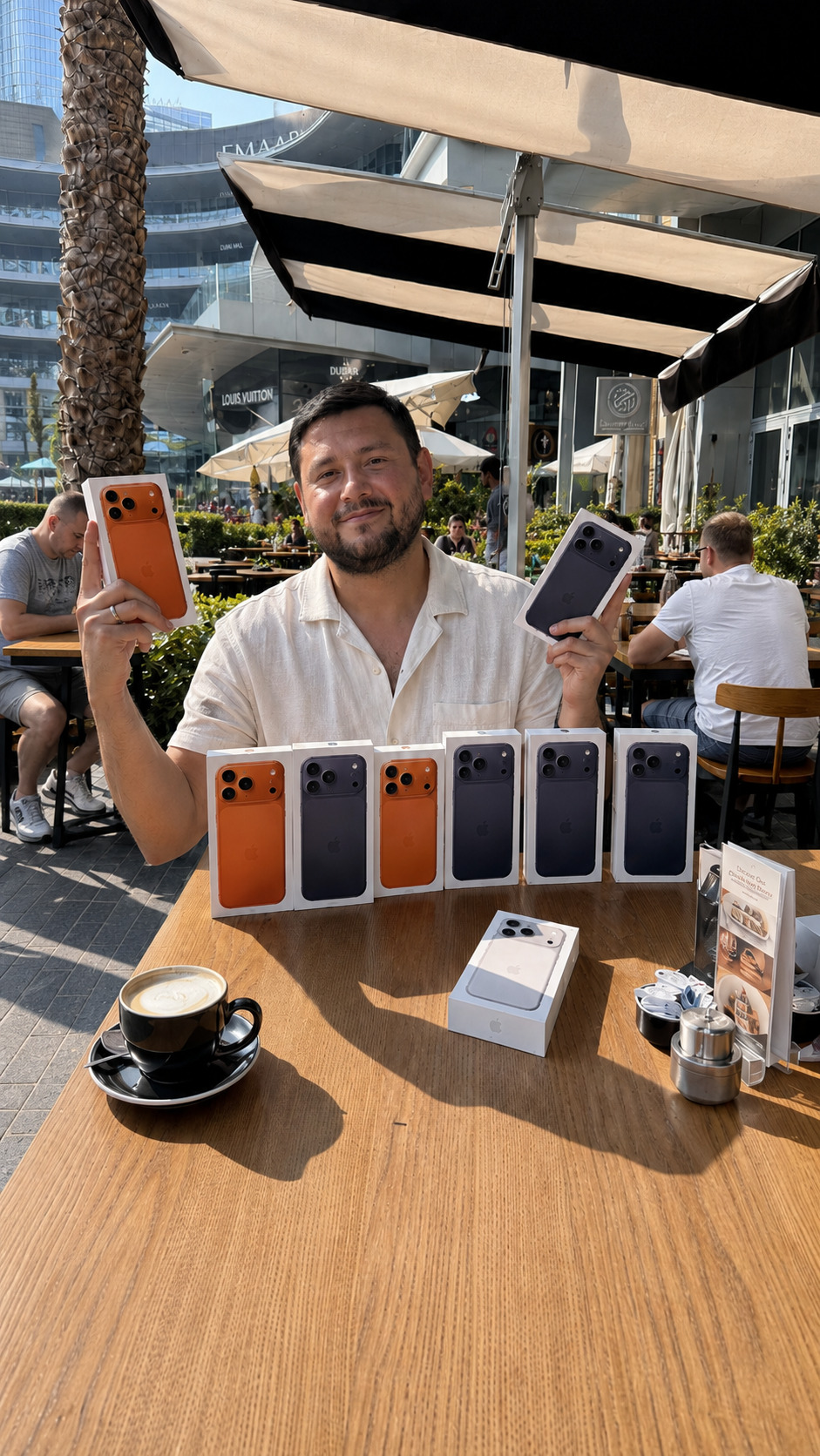Антон с новыми iPhone у Dubai Mall
